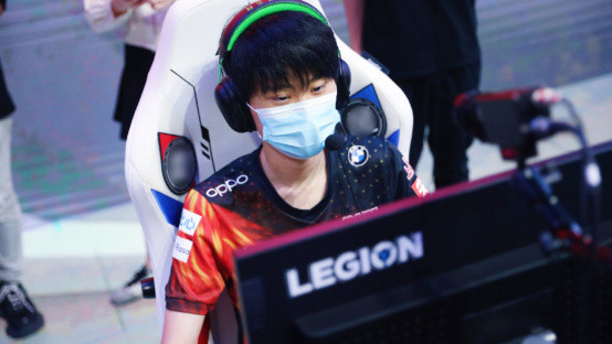 运气稍差！双方多拍相持 琼斯回球触网后弹回本方半场丢分